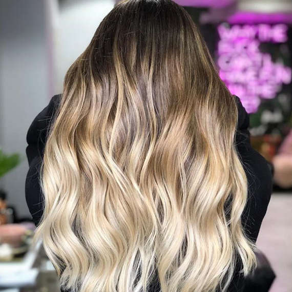 Hinterkopf einer Frau mit blondem Ombré, kreiert mit Wella Professionals.