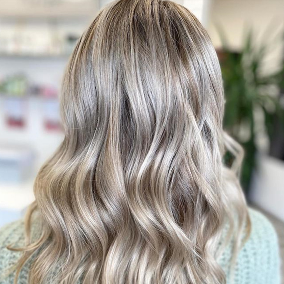 Hinterkopf einer Frau mit aschblondem Haar, erstellt mit Wella Professionals.