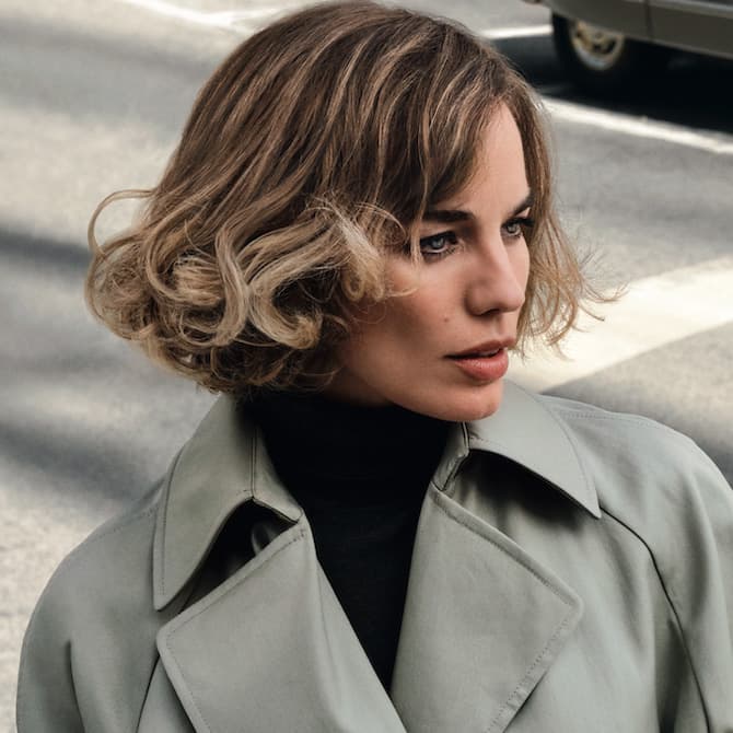 Foto einer Frau, nachdem ihre grauen Haare mithilfe von Wella Professionals abgedeckt wurden.
