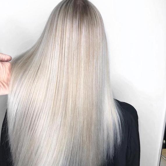Foto vom Hinterkopf einer Frau mit langem, glattem silberblonden Haar, kreiert mit Wella Professionals Foto vom Hinterkopf einer Frau mit langem, glattem silberblonden Haar, kreiert mit Wella Professionals