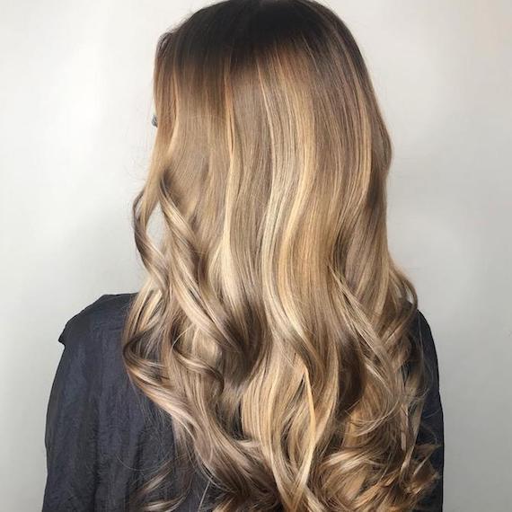 Seitenprofilfoto einer Frau mit dunkelblondem Haar, kreiert mit Wella Professionals.
