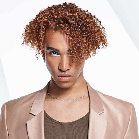 Dunkles, lockiges Haar, das mit Koleston Perfect Special Blonde Trend-Haarfarbe gefärbt wurde in der Vorher-Nachher-Ansicht