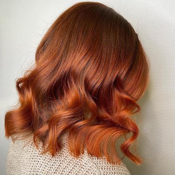 Seitenprofil einer Frau mit kupferfarbenem Bob-Haarschnitt kreiert mit Ombré.