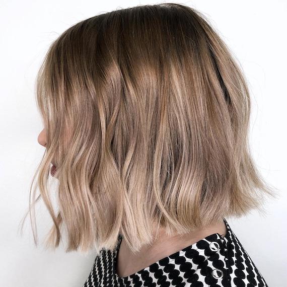 Seitenprofil einer Frau mit zerzaustem Ombré-Bob.