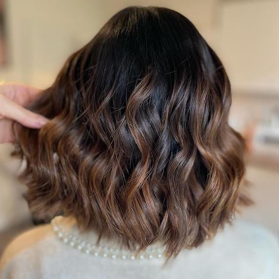 Hinterkopf einer Frau mit brünnettem Bob-Twilighting, kreiert mit Wella Professionals.