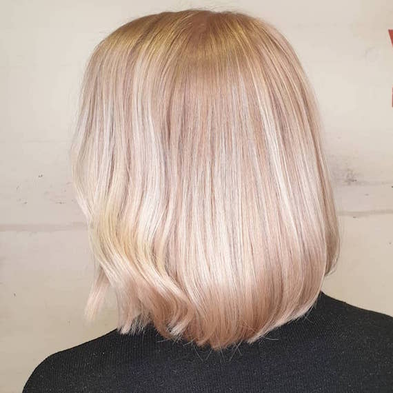 Foto von der Rückseite des Kopfes einer Frau mit kurzem blonden Haar, kreiert mit Wella Professionals.