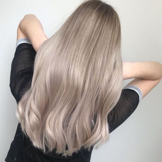 Foto von der Rückseite des Kopfes einer Frau mit langen graublonden Haaren, kreiert mit Wella Professionals.