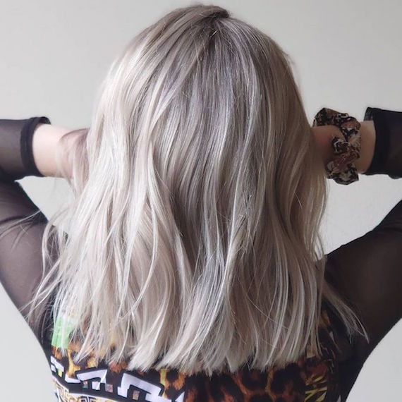 Foto von der Rückseite des Kopfes einer Frau mit mittellangem platinblondem Haar, kreiert mit Wella Professionals.