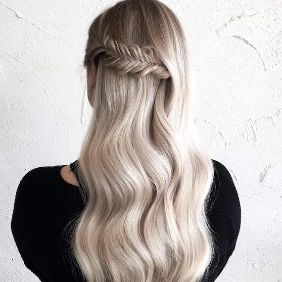 Hinterkopf einer Frau mit eisblondem Mini-Fischgräten Zopf, kreiert mit Wella Professionals.