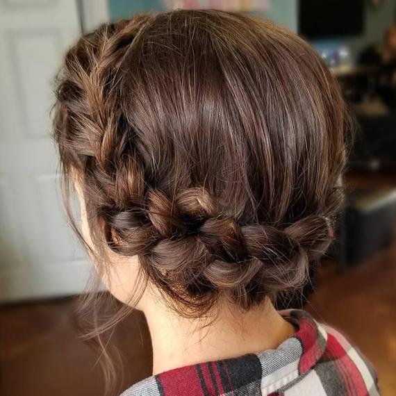 Hinterkopf einer Frau mit brünettem Kronenzopf, kreiert mit Wella Professionals.