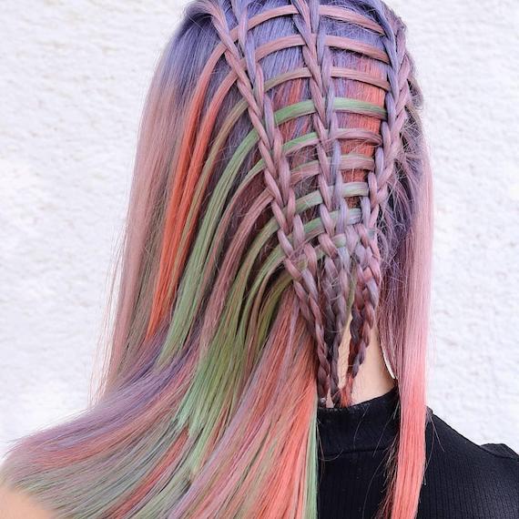 Hinterkopf einer Frau mit Regenbogenzopf, kreiert mit Wella Professionals.