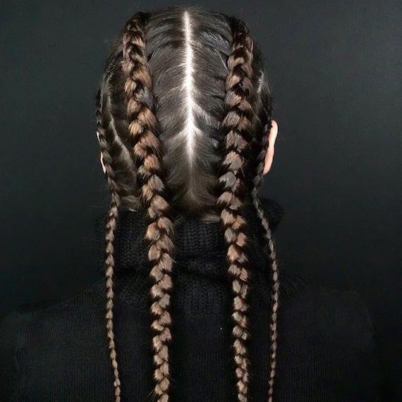 Hinterkopf einer Frau mit dunkelbrünetten Box Braids, kreiert mit Wella Professionals.