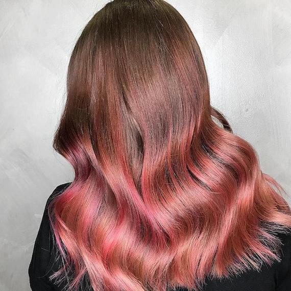 Foto vom Hinterkopf einer Frau mit langem Haar und rosébrauner Balayage, kreiert mit Wella Professionals.