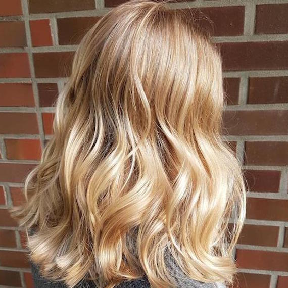 Seitenprofil einer Frau mit schulterlangem, hellgoldblondem Haar, das mit Wella Professionals kreiert wurde.