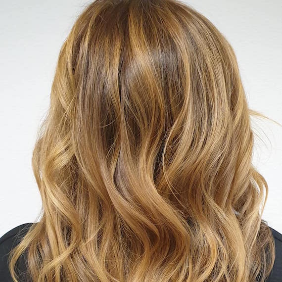 Hinterkopf einer Frau mit mittellangem, mittelblondem Haar, kreiert mit Wella Professionals.