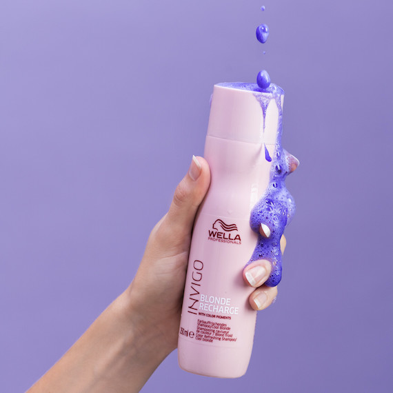 Eine Flasche INVIGO Blonde Recharge Cool Blonde Shampoo.
