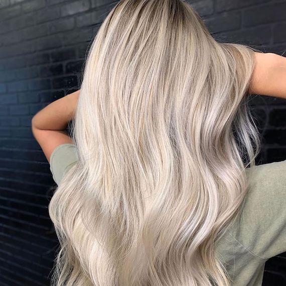 Hinterkopf des Modells mit langem, gewelltem, eisblondem Haar.