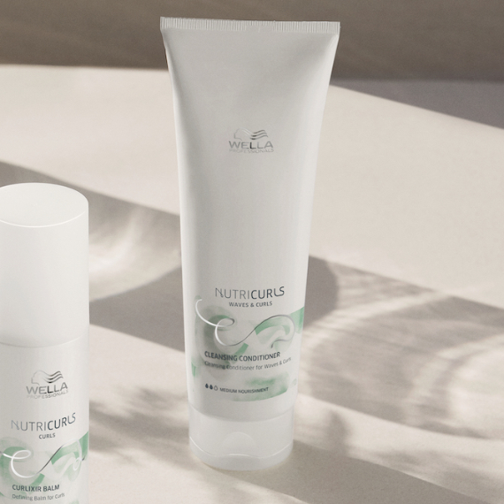 Eine Flasche NutriCurls Cleansing Conditioner.