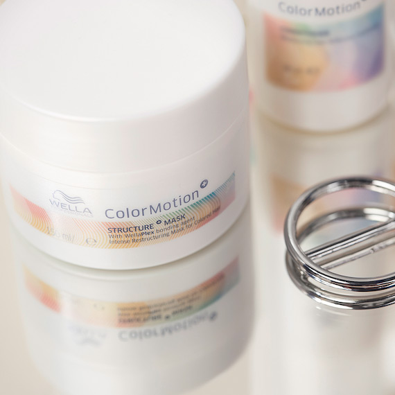 Nahaufnahme einer Dose der Wella Professionals ColorMotion+ Structure+ Mask.
