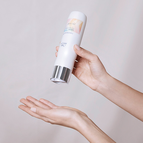 Wella Professionals ColorMotion+ Color Protection Shampoo wird in die Handfläche gegeben.