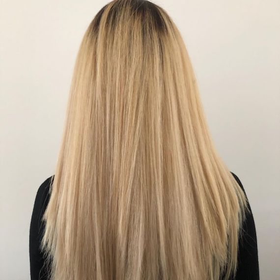 Hinterkopf eines Models mit langem, blondem Haar.