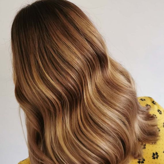 Hinterkopf eines Models mit langem, blondem Haar und subtilen Highlights.