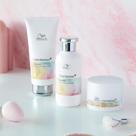 ColorMotion+ Shampoo, Conditioner und Maske liegen nebeneinander auf einer weißen Fläche.