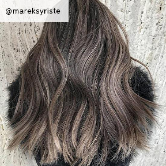 Aschbraunes Balayage-Haar, erstellt mit Wella Professionals