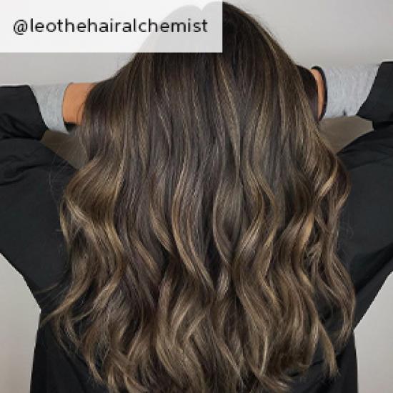 Aschbraunes Balayage-Haar, erstellt mit Wella Professionals
