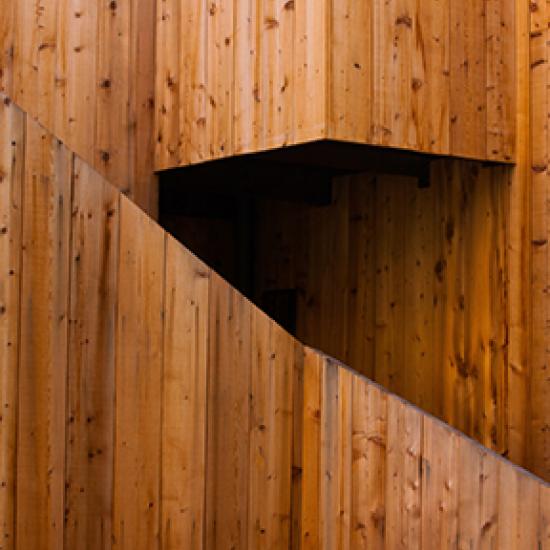 Gebäude aus Holz.