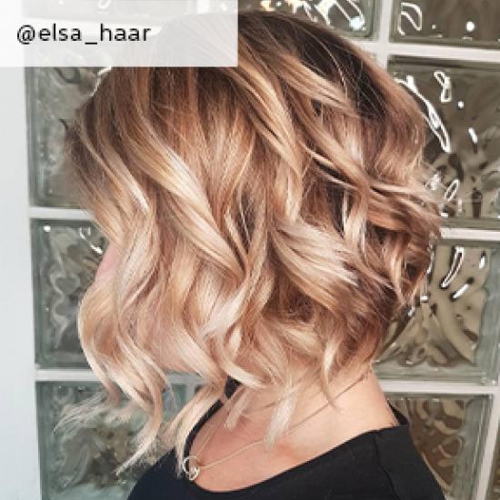 Seitenprofil einer Frau mit lockigem, blondem Balayage-Bob, kreiert mit Wella Professionals.