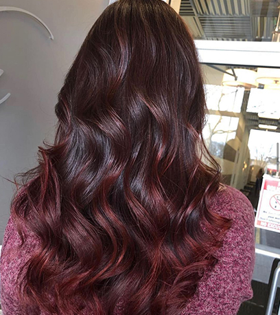 Bild von gestuftem Black-Cherry-Haar, kreiert mit Wella Professionals