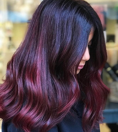 Bild von schimmerndem Black-Cherry-Haar, kreiert mit Wella Professionals