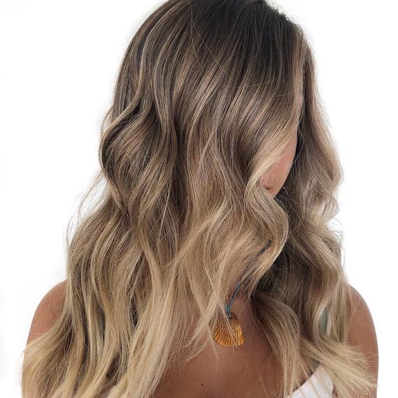 Model mit langem, dunkelblondem Haar, kreiert von Wella Professionals.