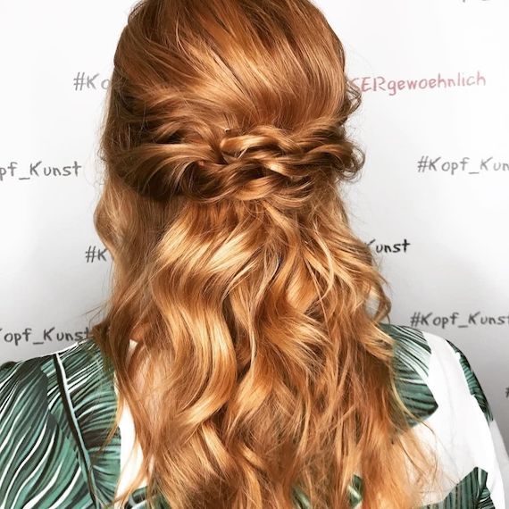 Hinterkopf einer Frau mit langem, gewelltem, sattem Ingwerhaar, das mit Wella Professionals kreiert wurde.