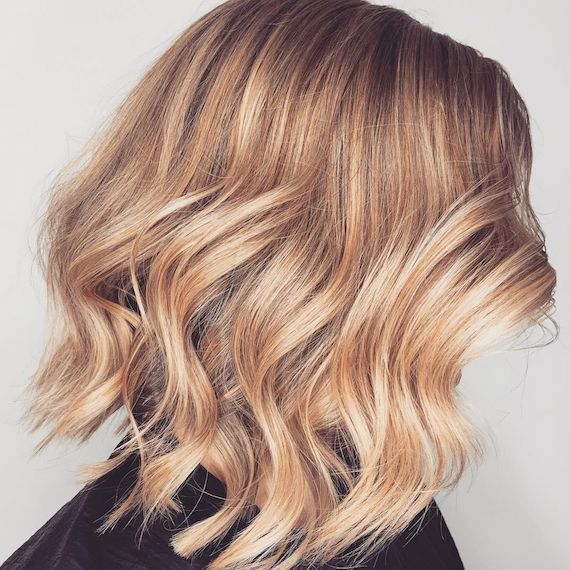 Model mit warmblonden Haaren und helleren Highlights, kreiert mit Blondor und Koleston Perfect.