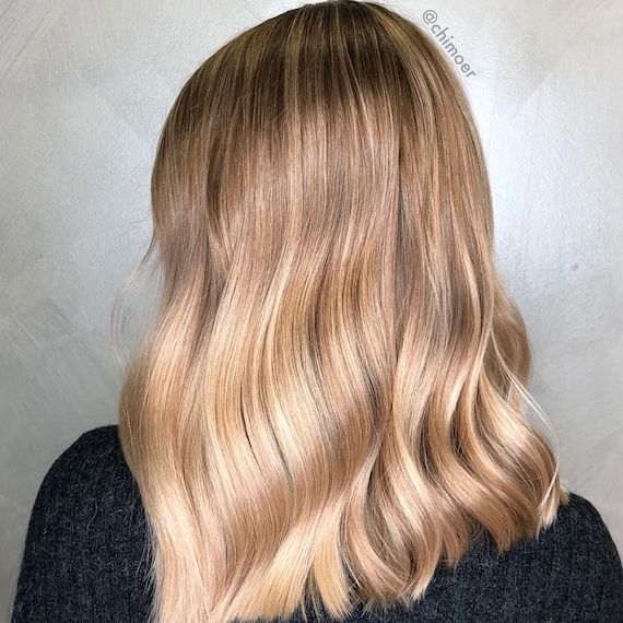 Model mit warmblonden Haaren, kreiert mit Blondor Freelights und Color Touch.